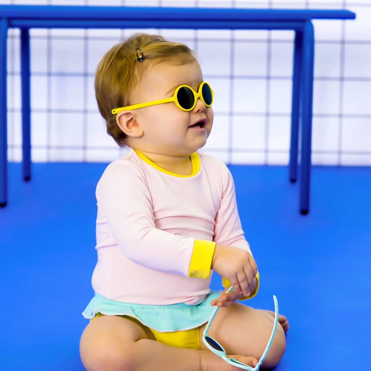 bébé avec lunette soleil diabola jaune