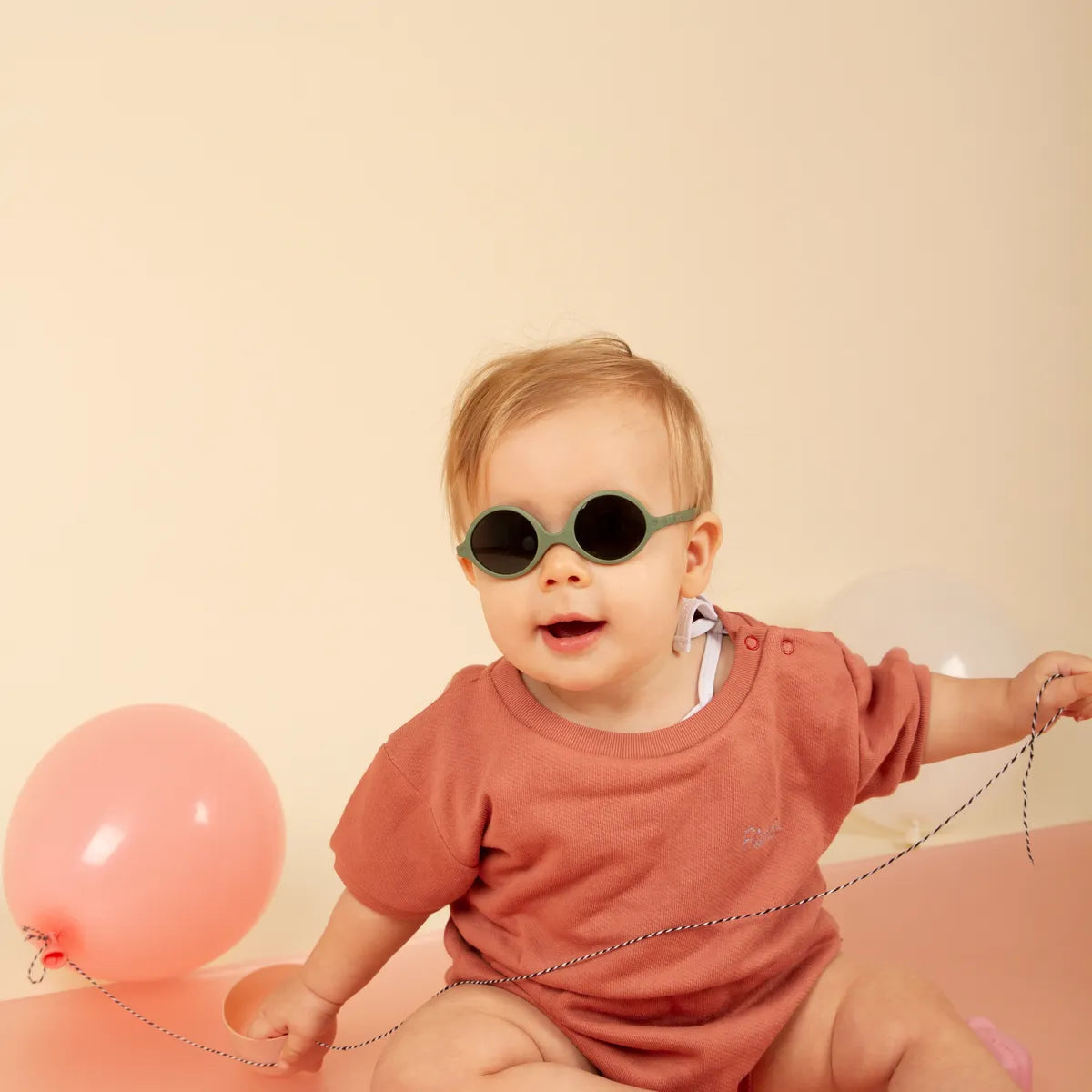 bébé souriant avec lunette diabola kaki