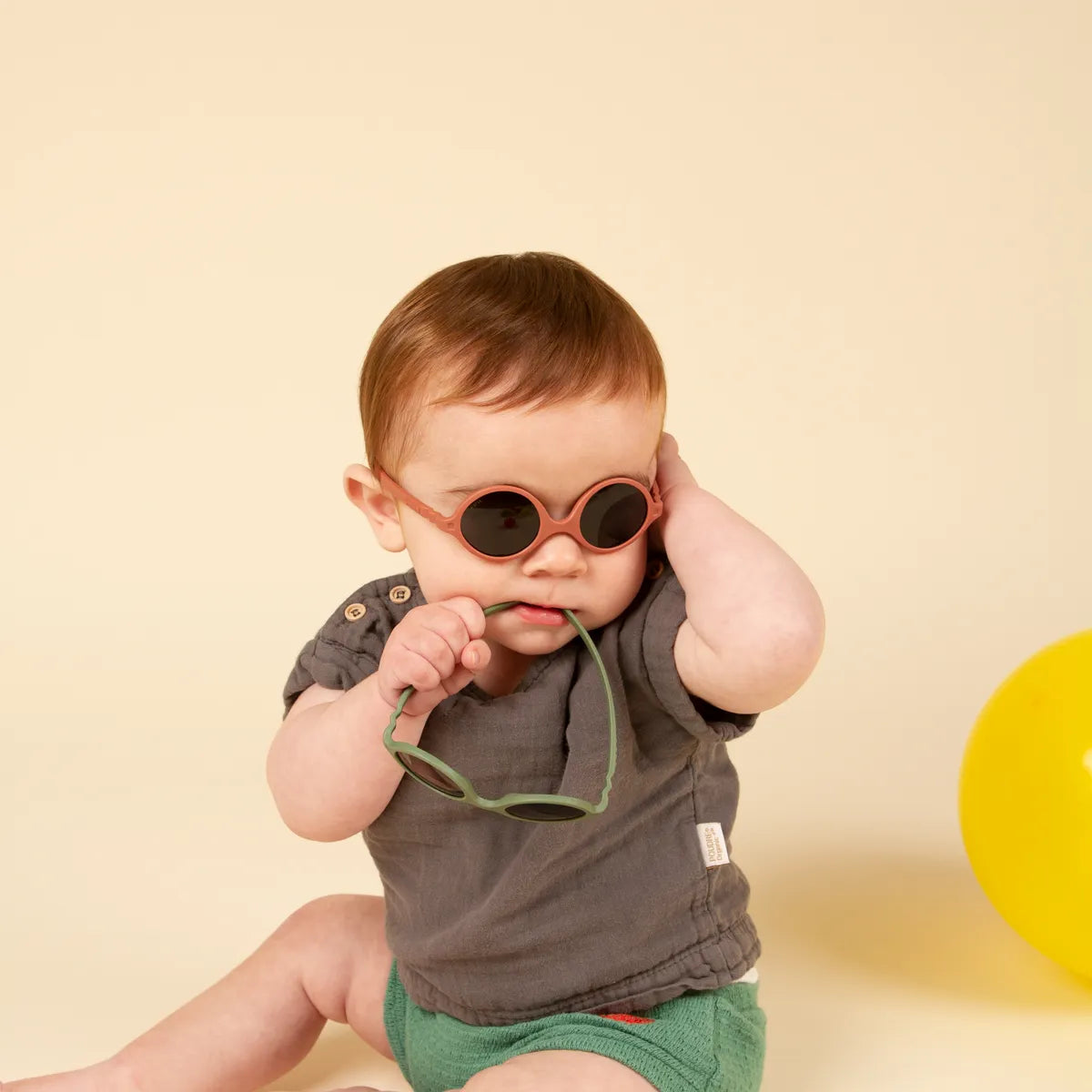 bébé portant lunette de soleil terracotta