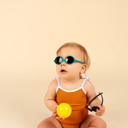 bébé avec lunette soleil diabola bleu