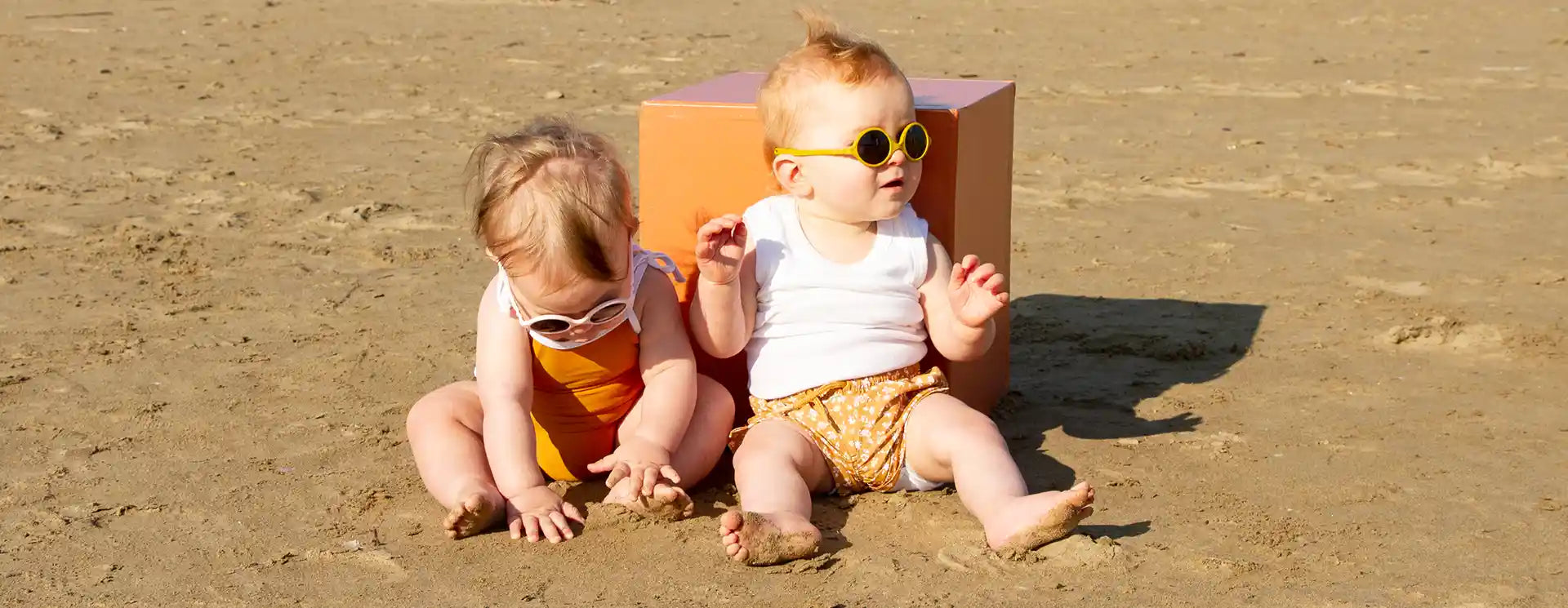Enfants portant lunettes soleil DIABOLA