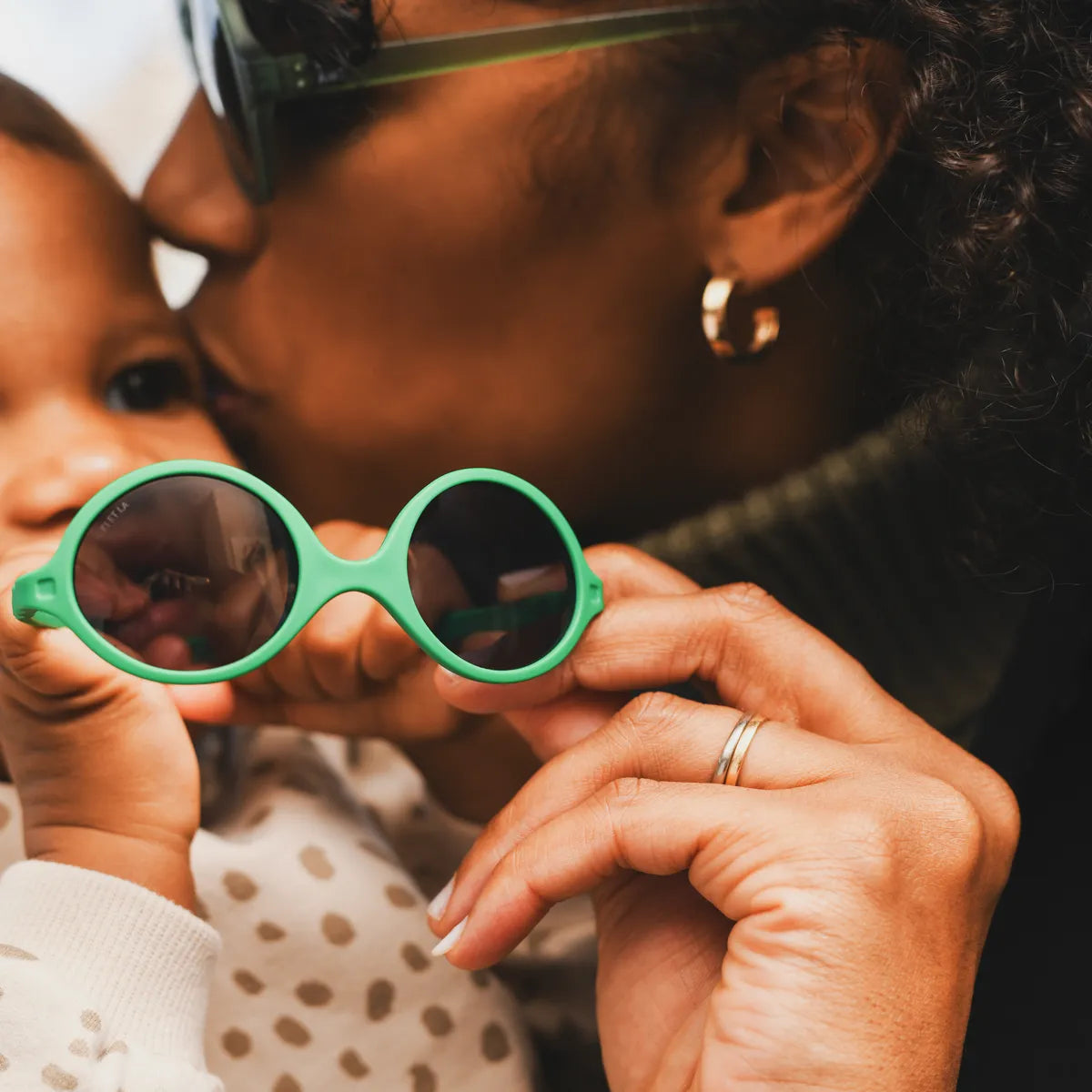 lunettes de soleil bébé diabola pelouse
