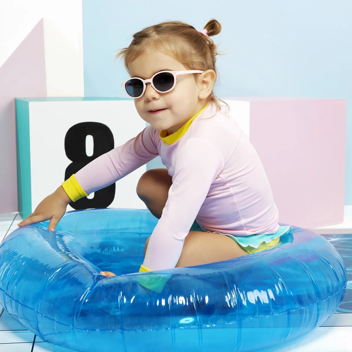 fille avec bouée et tenue de plage