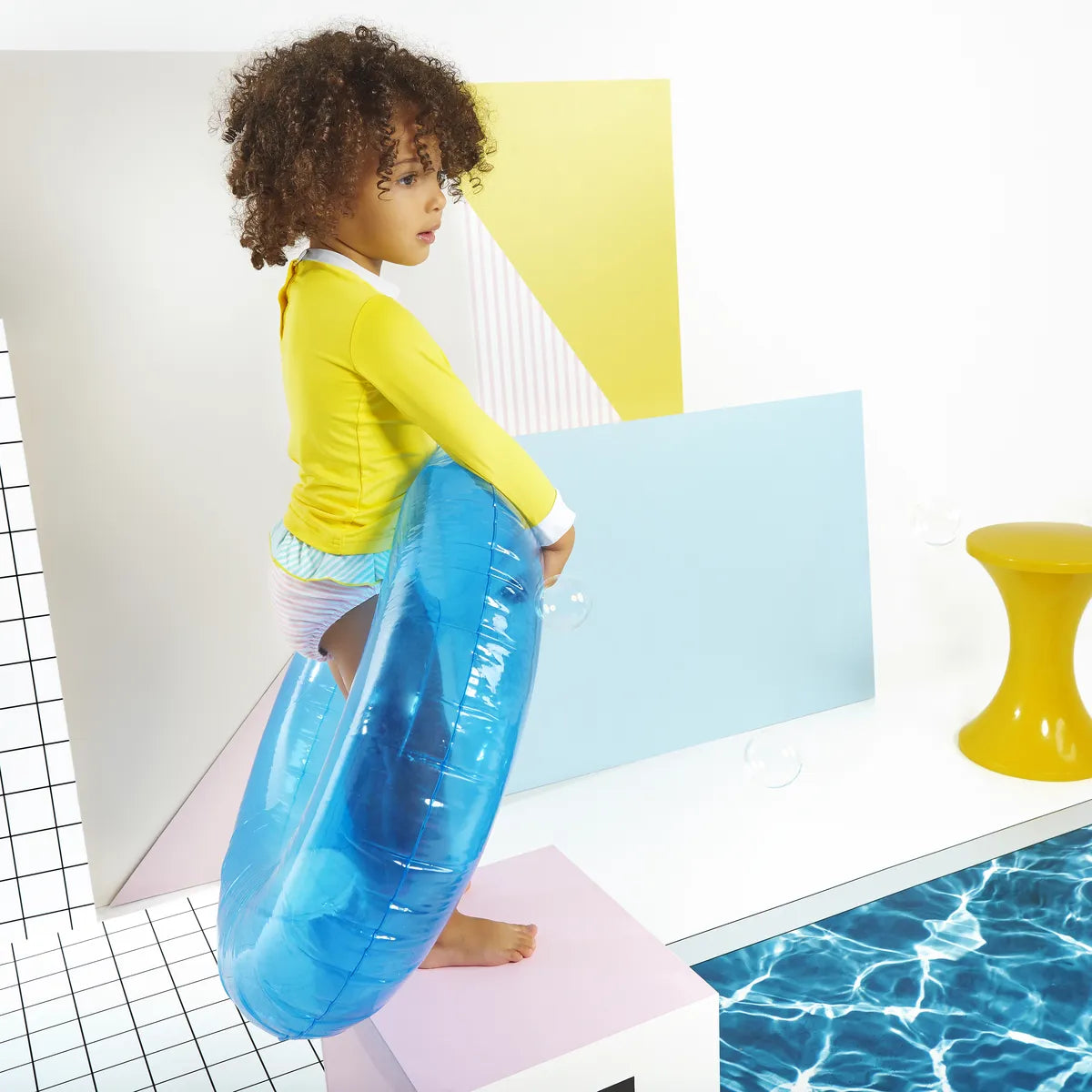 fille portant tshirt anti-uv jaune