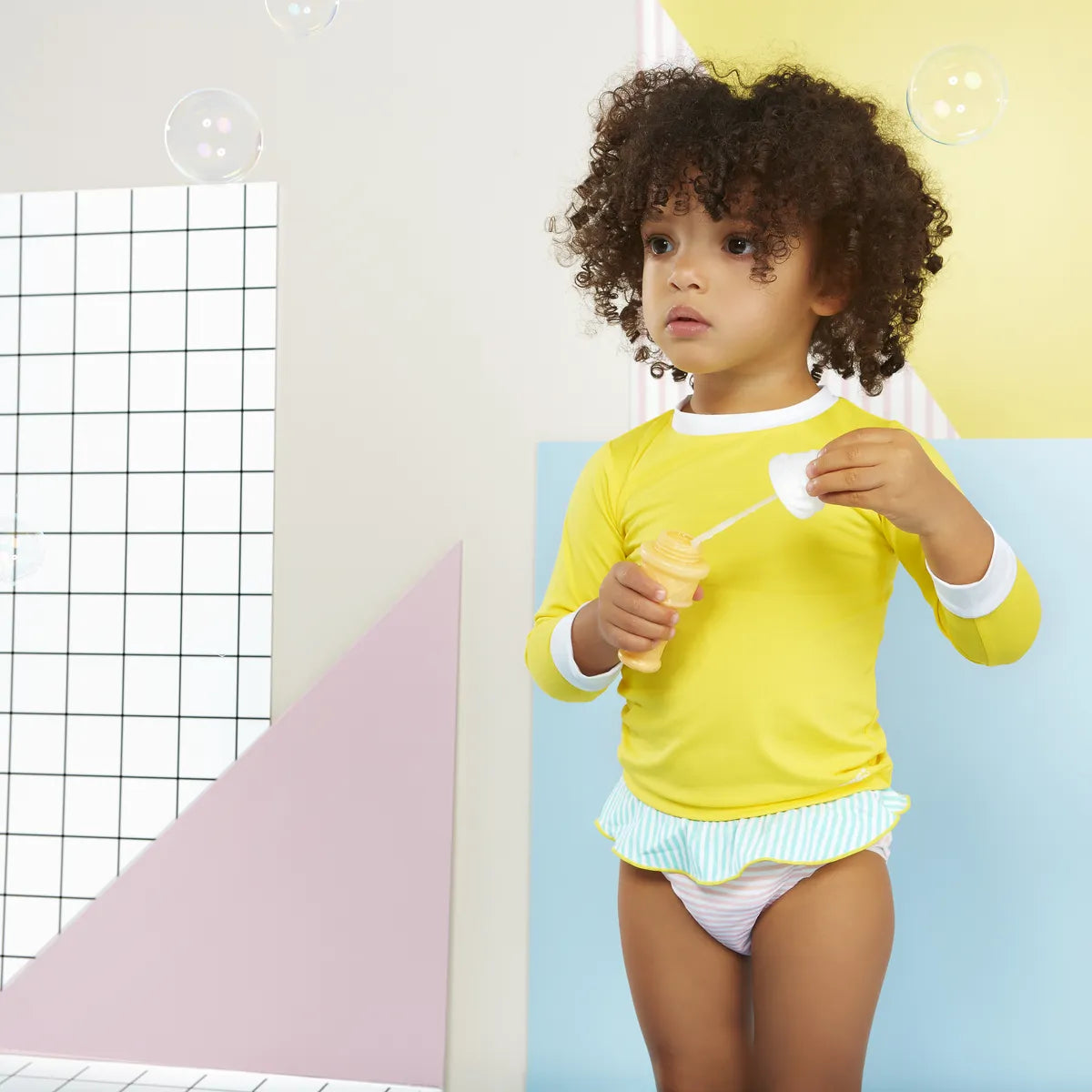 fille portant tshirt anti-uv jaune