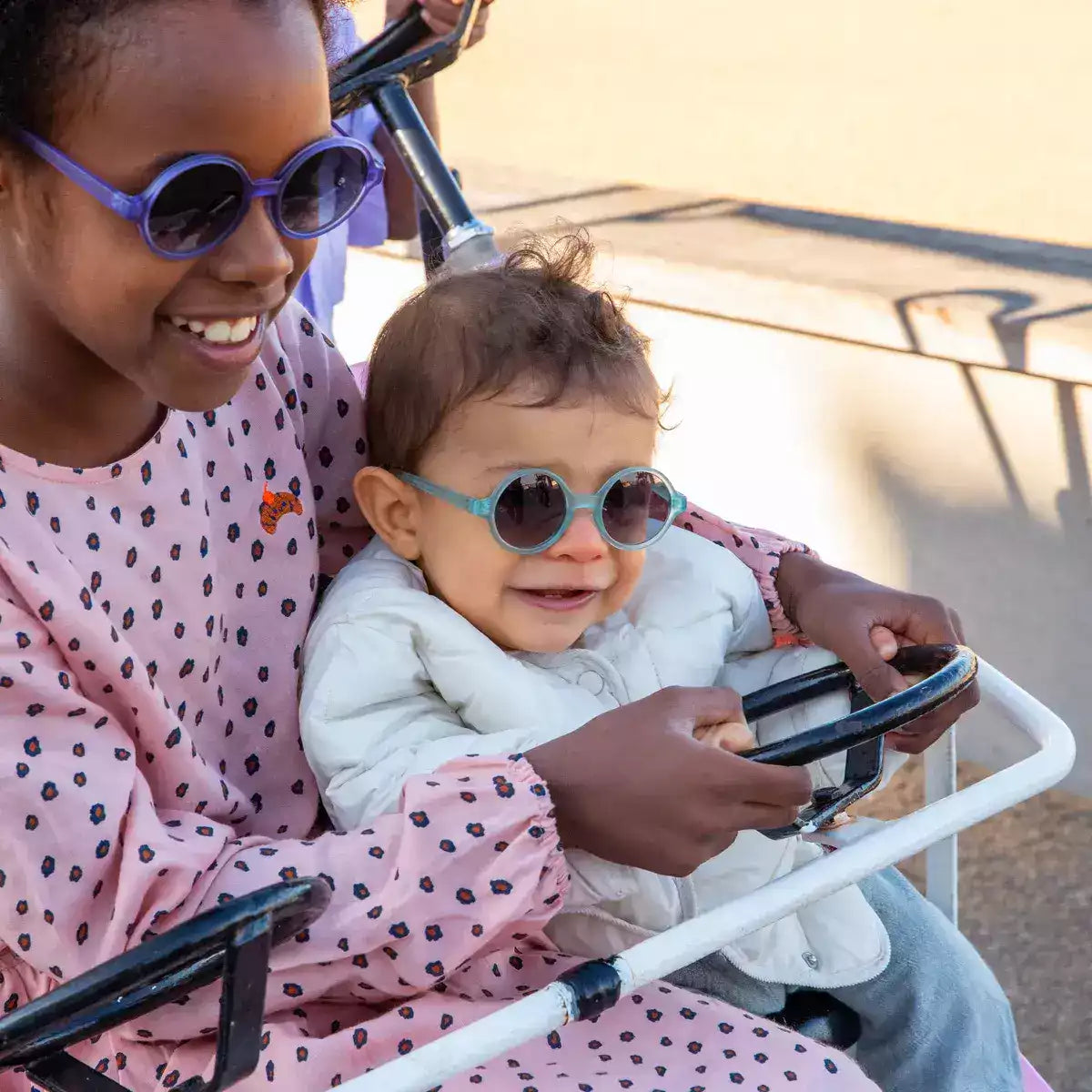 bébé et fille portant solaire woam