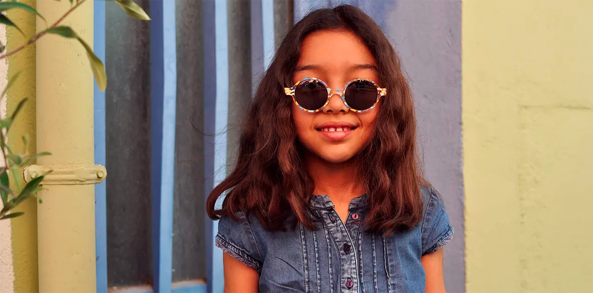 fille portant lunette solaire totem