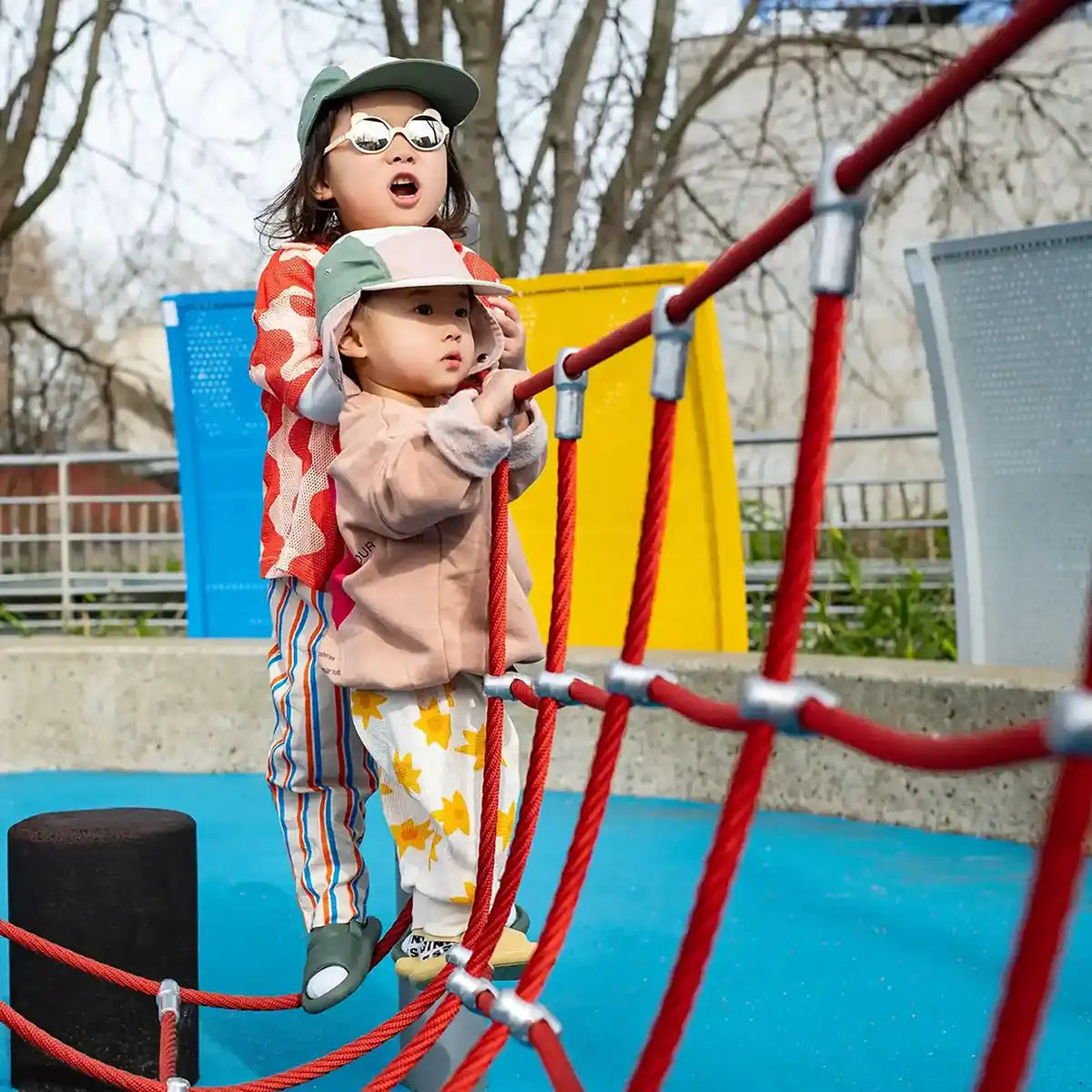 enfant portant camper cap multicolore