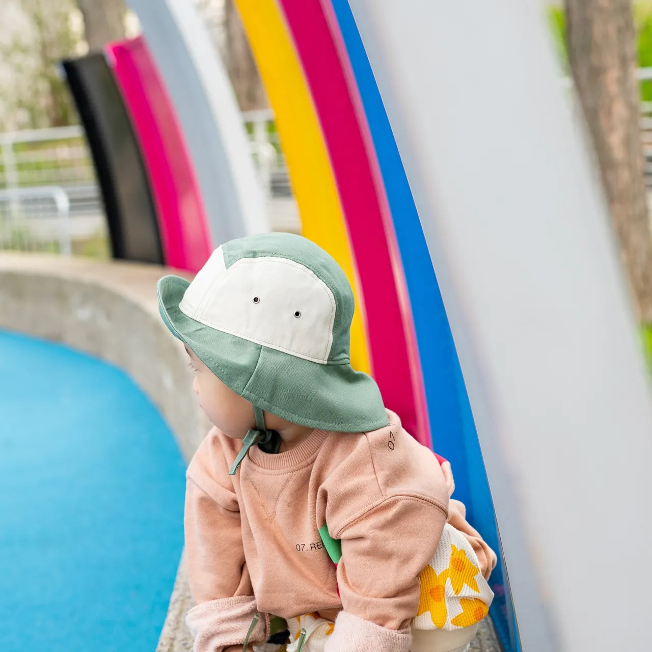 enfant portant camper hat vert