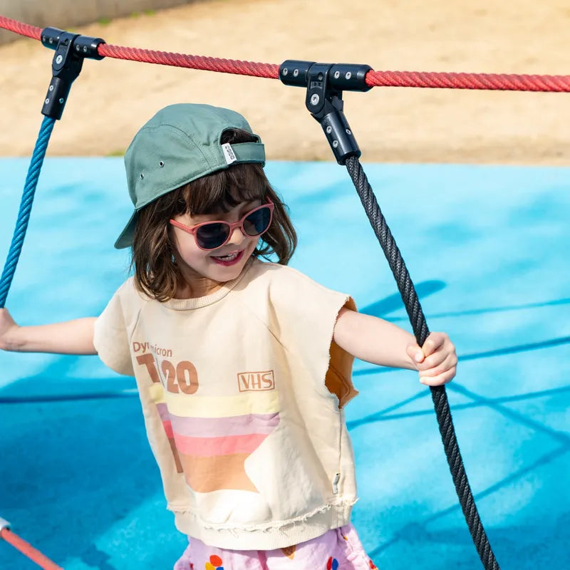 enfant portant lunette et casquette antiuv