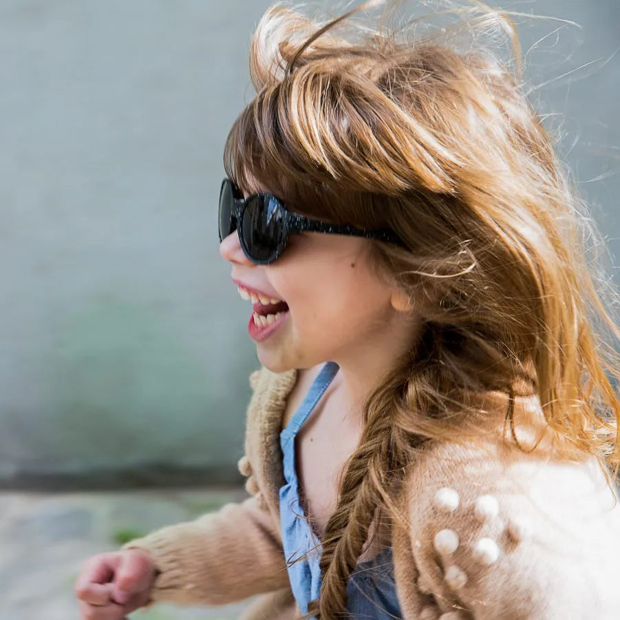 Fille portant lunettes soleil et dieu crea