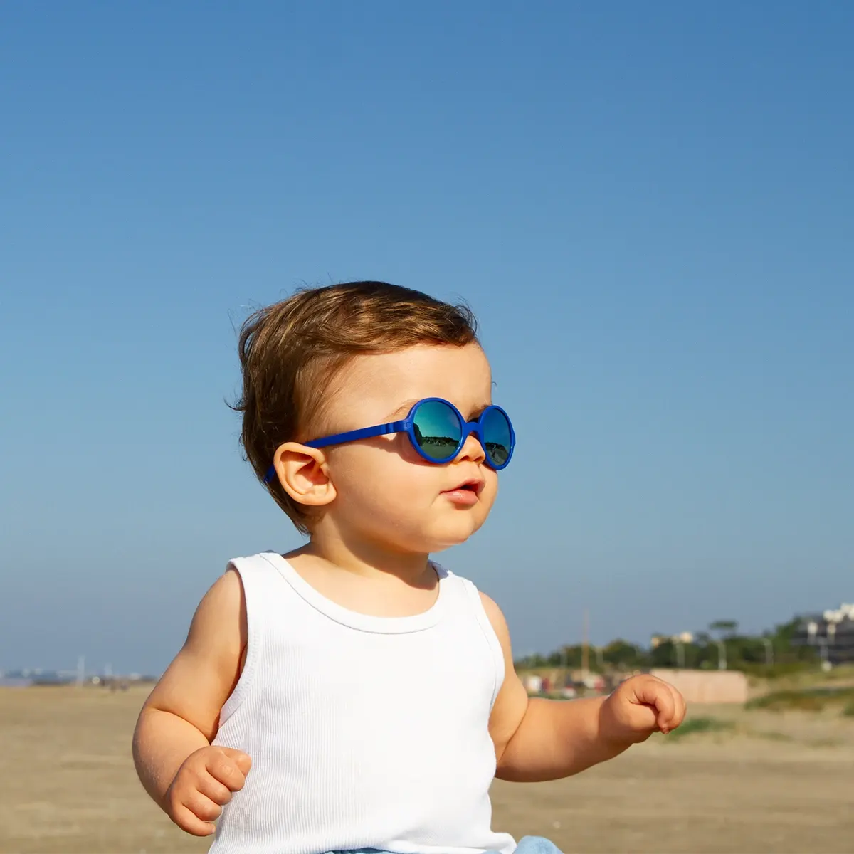 bébé portant les solaires rozz bleu