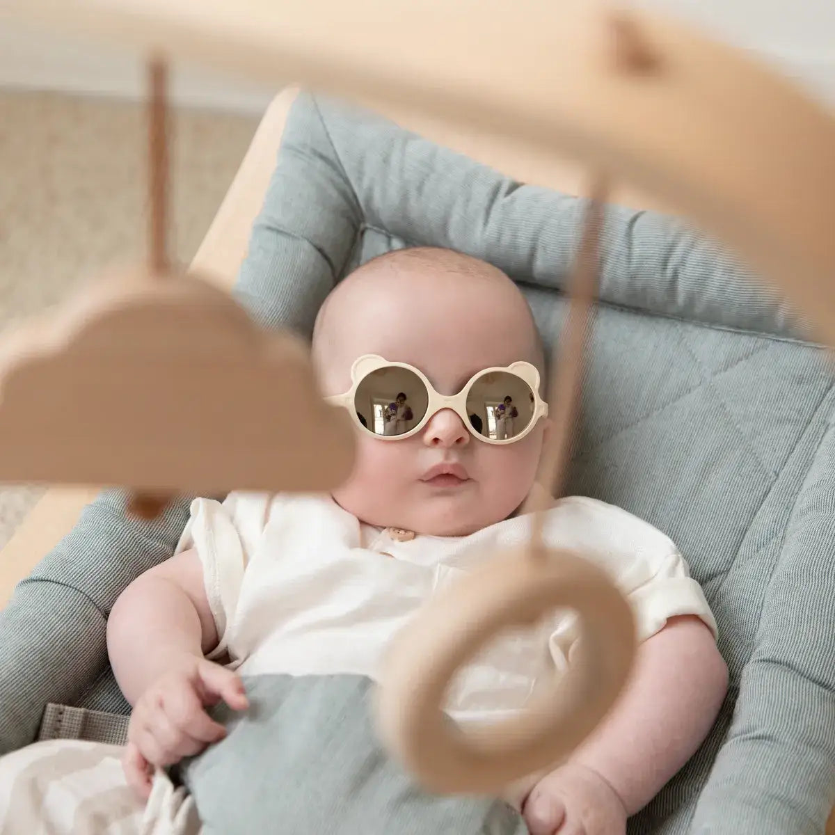 bébé portant lunette de soleil ourson creme