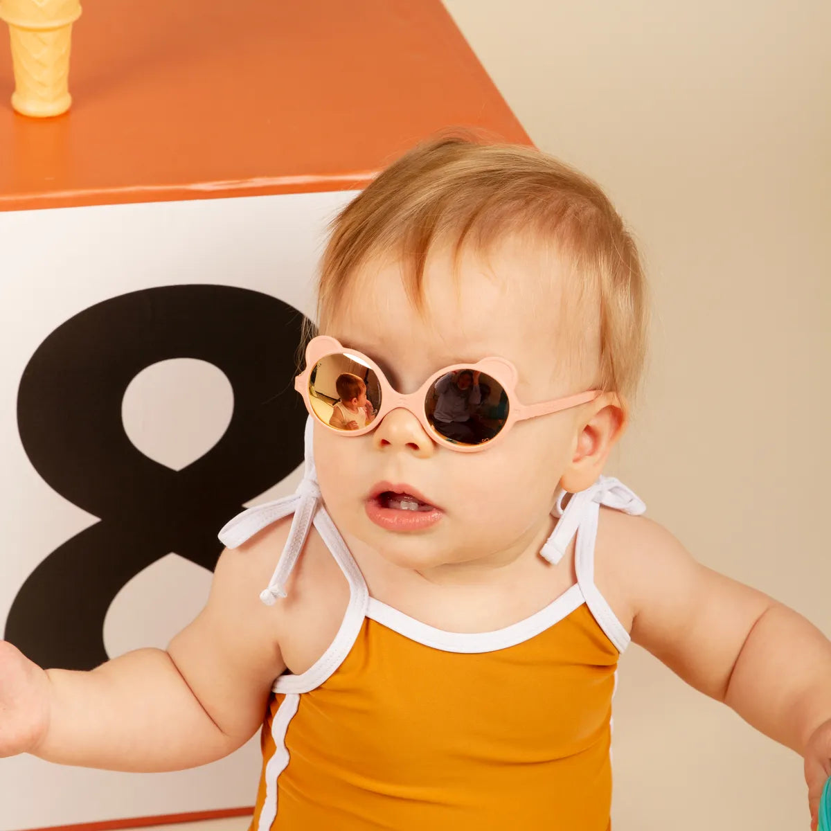 bébé portant lunette solaire ourson peche