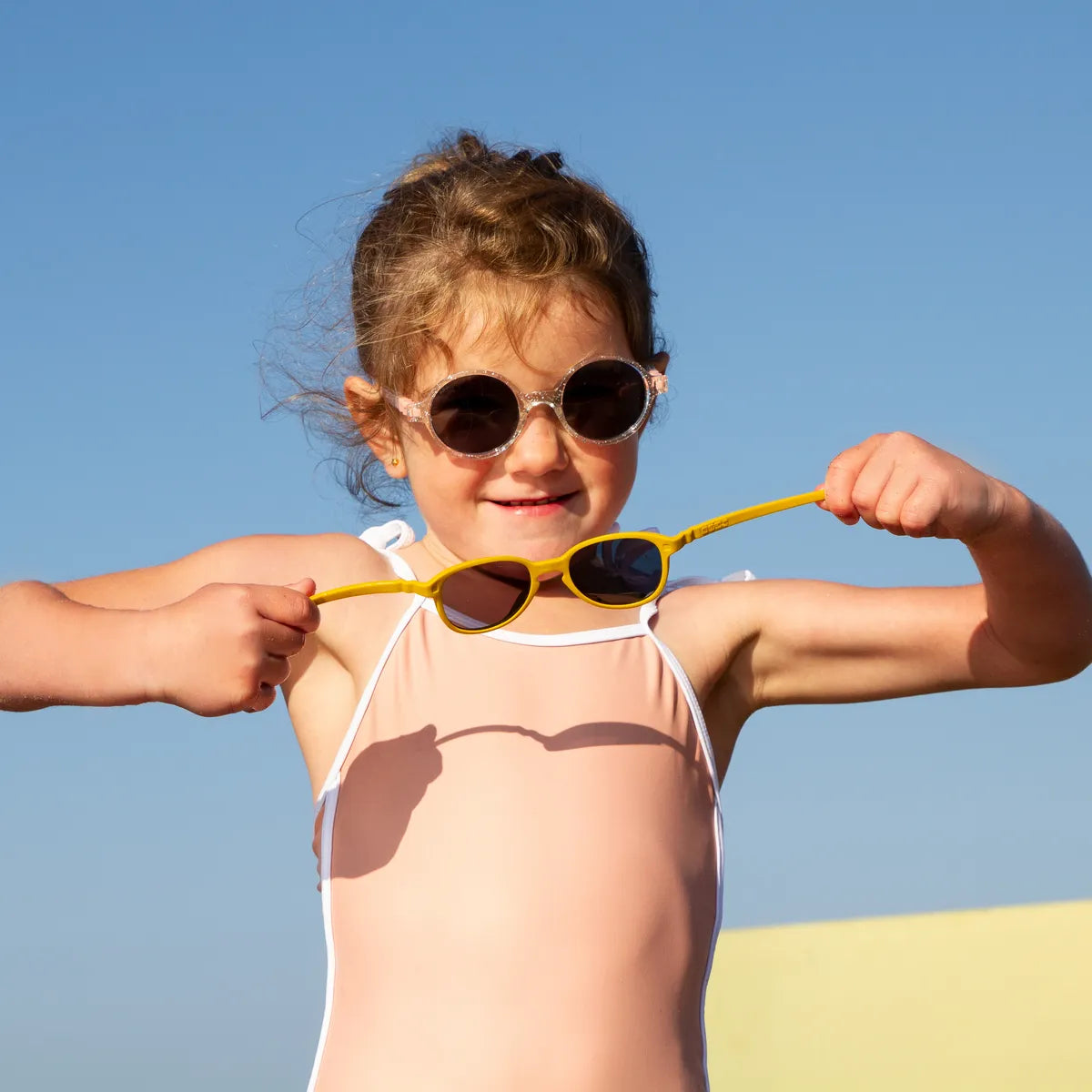 Filles tordant une lunette de soleil kietla