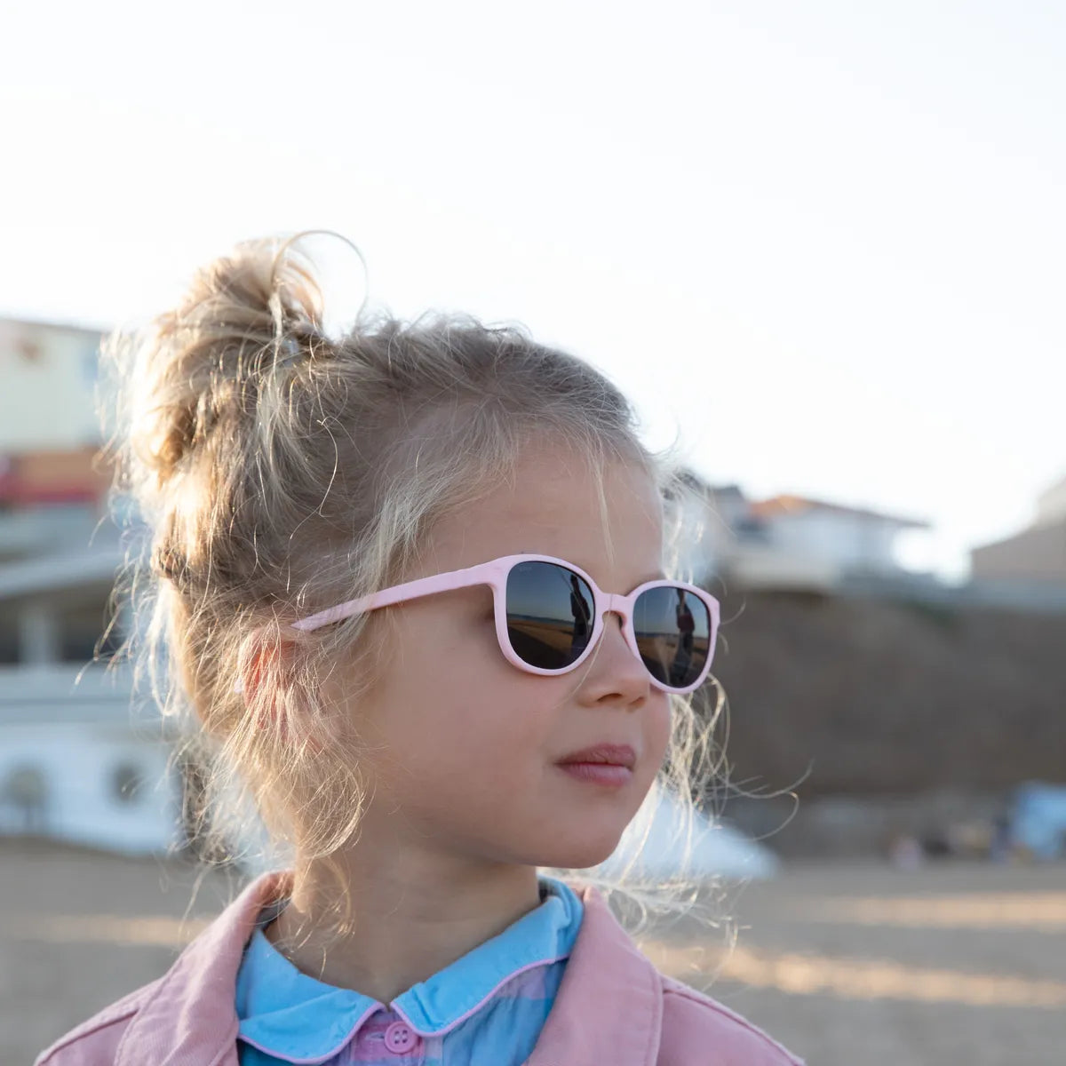 fille portant lunette de soleil wazz rose