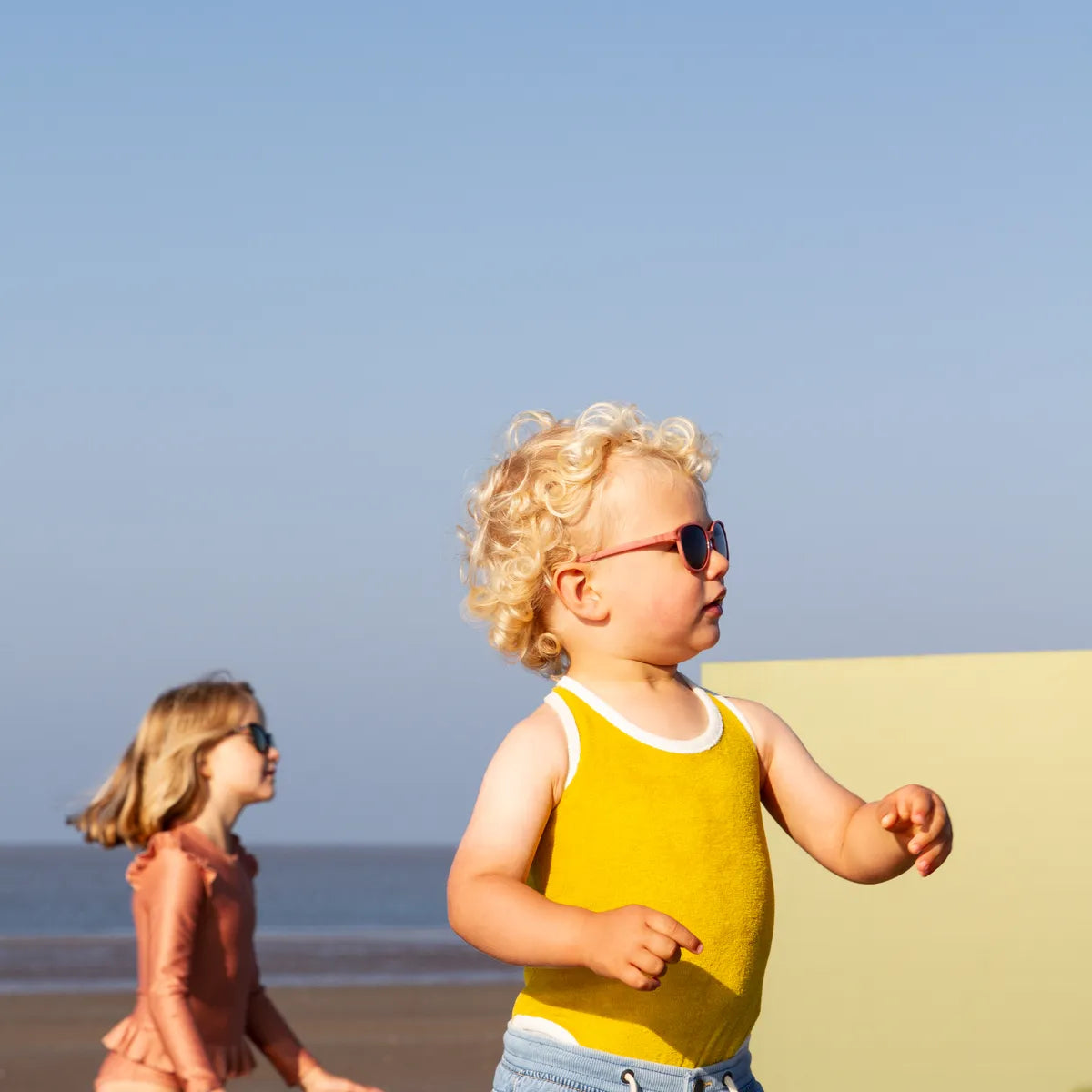 Enfant avec solaire wazz à la plage