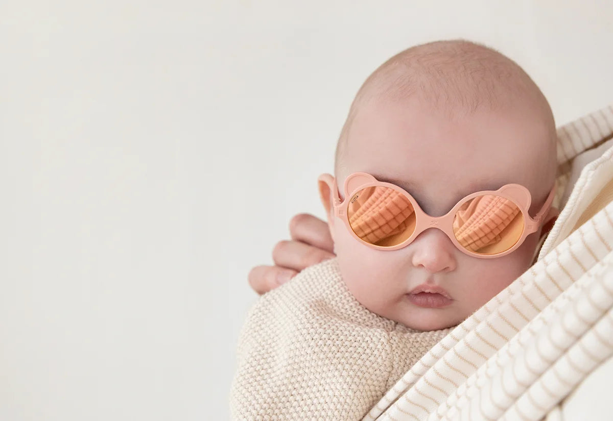 bébé avec lunette forme ourson couleur pêche