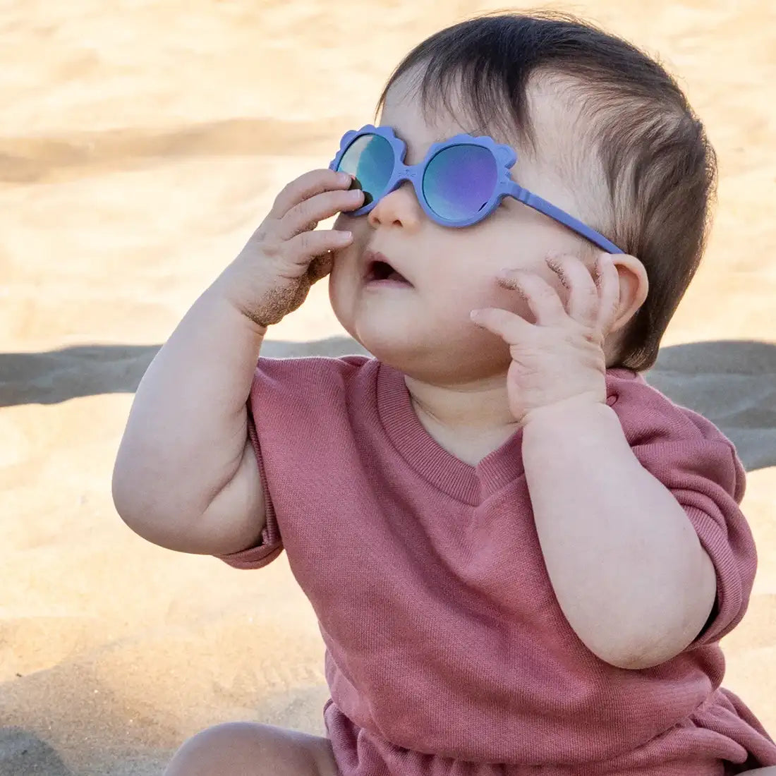 bébé avec lunette de soleil lion violet