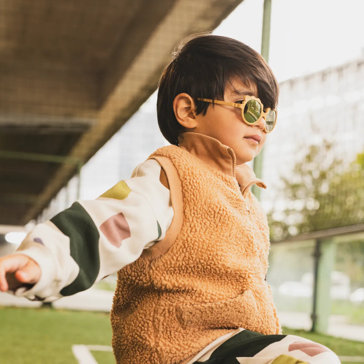 enfant portant lunette de soleil lion miel