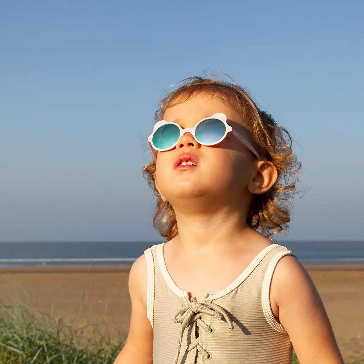 Jeune fille avec lunette soleil rose