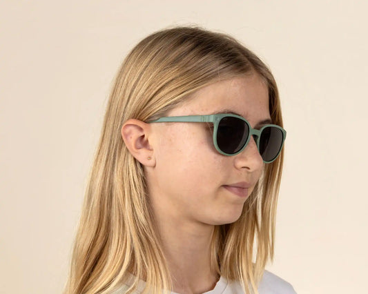 Lunettes de soleil : faut-il choisir des verres polarisés pour les enfants ?