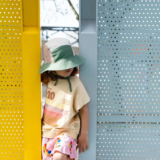 fille portant camper hat multicolore