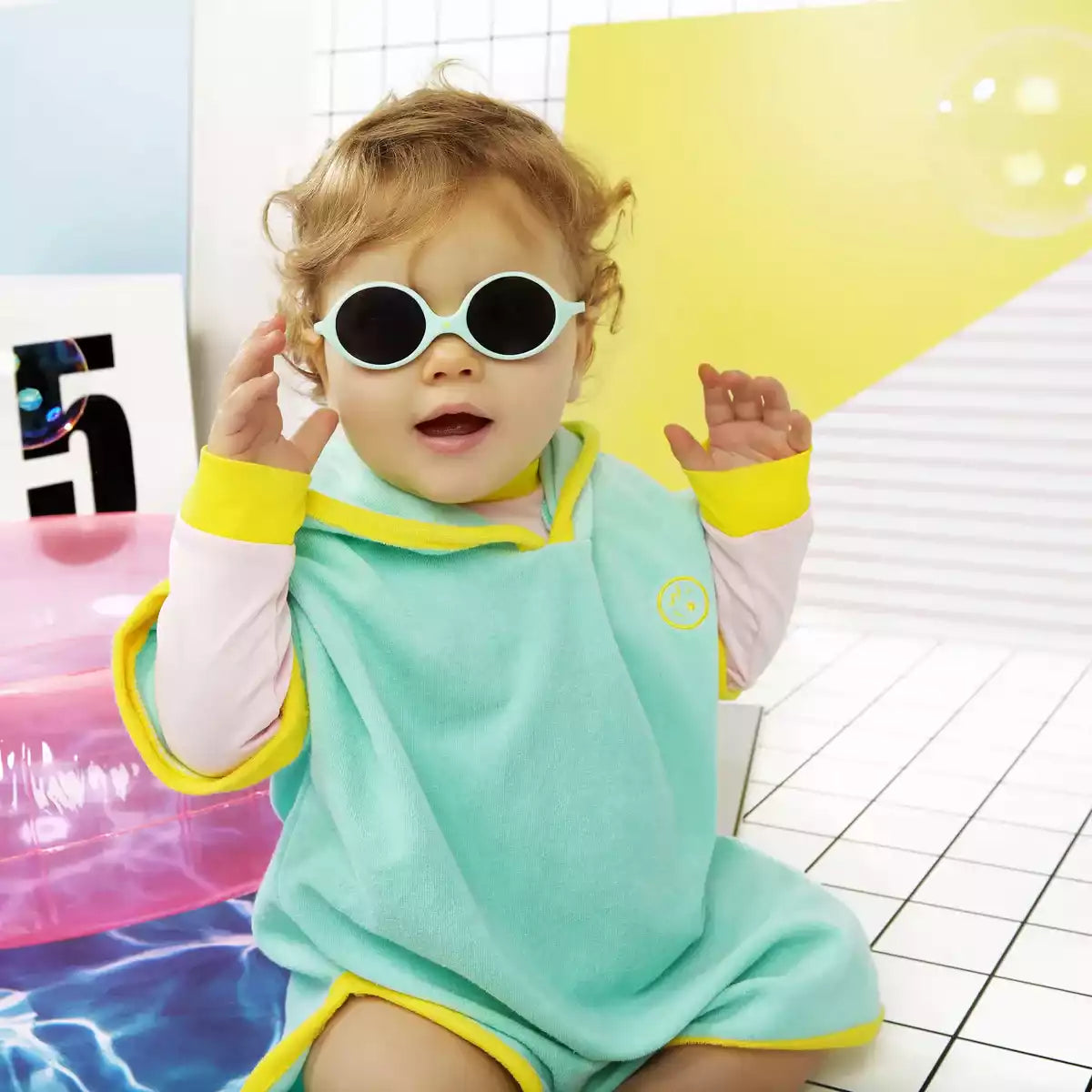 enfant portant cape de bain kietla