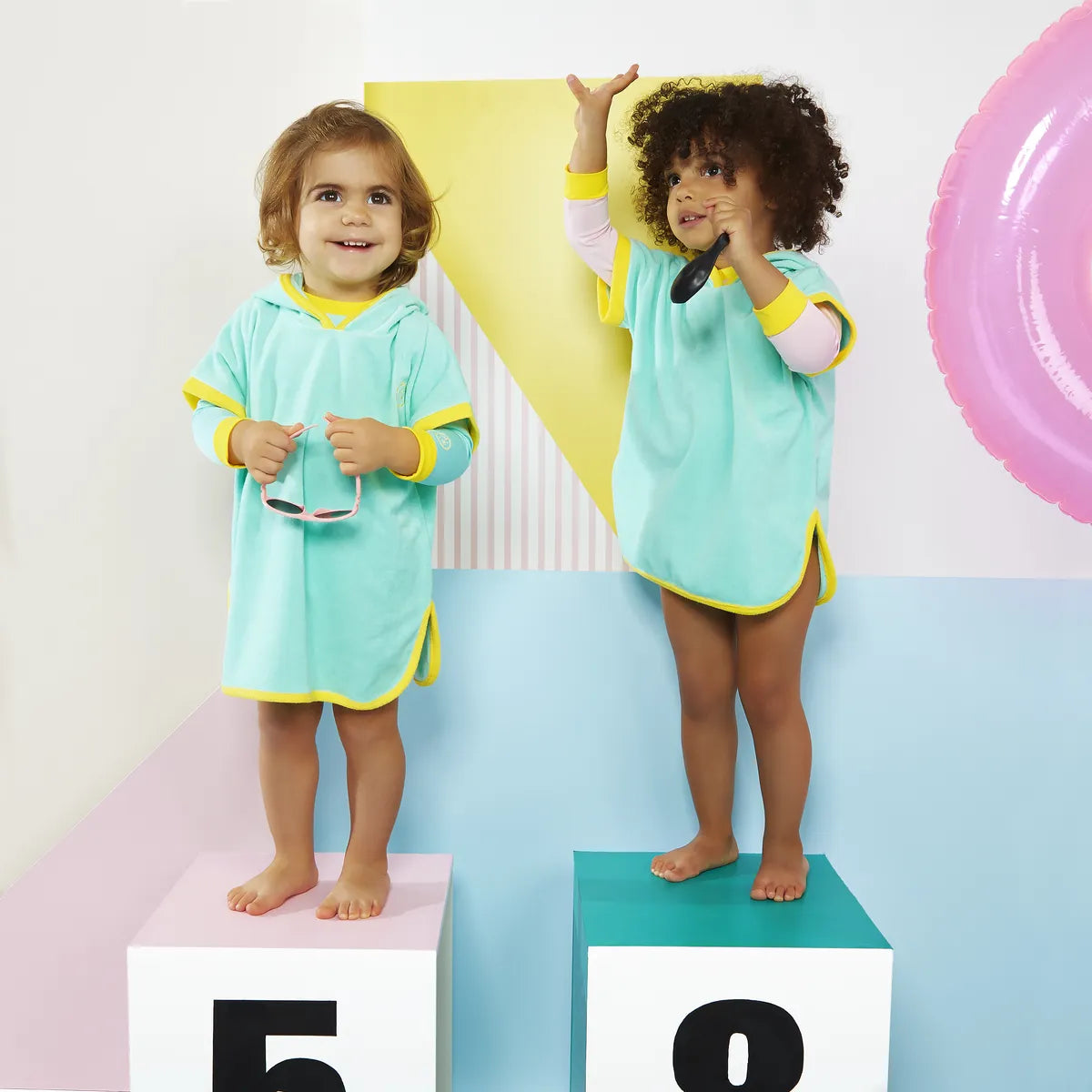 2 filles avec cape de bain bleu