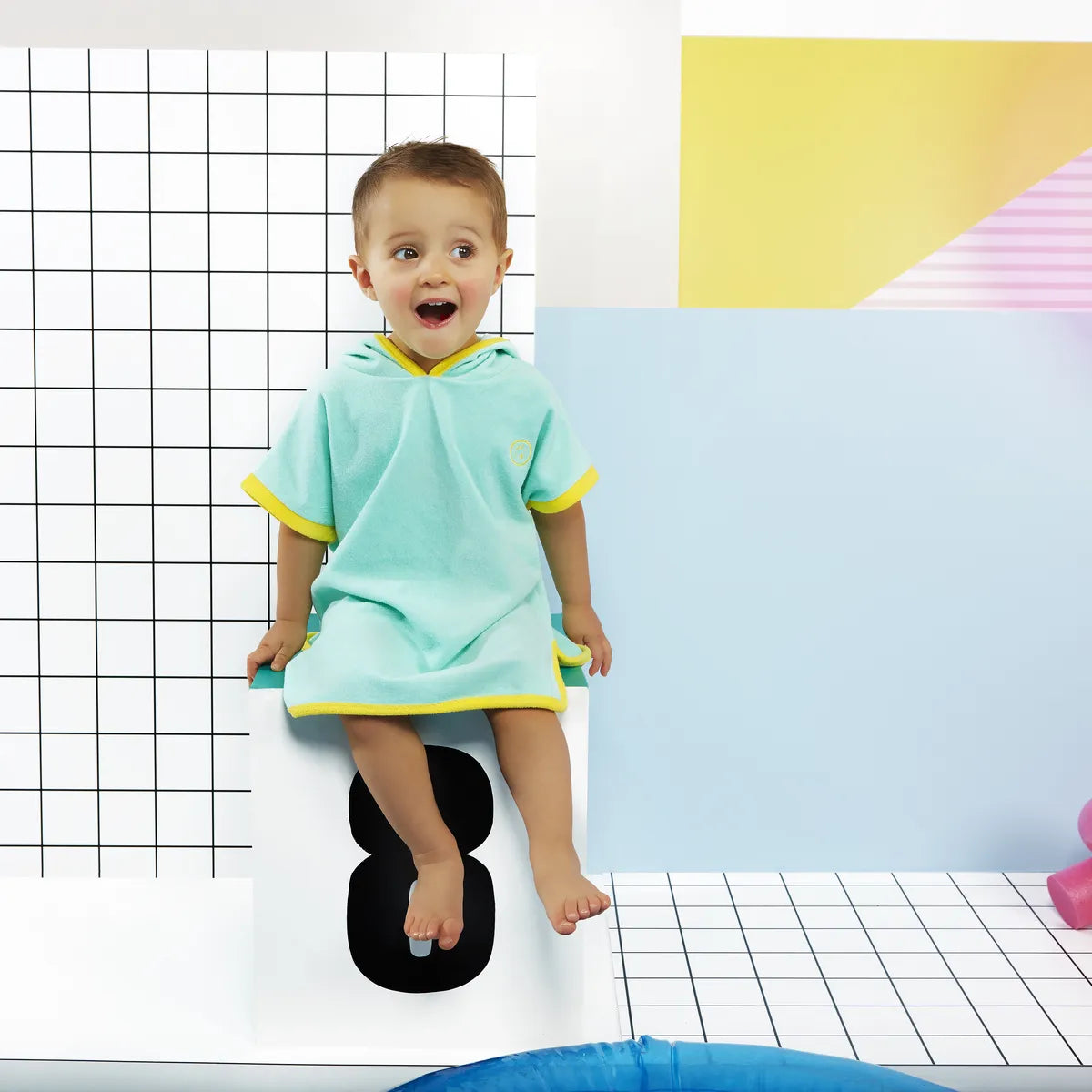 garçon avec sortie de bain bleu