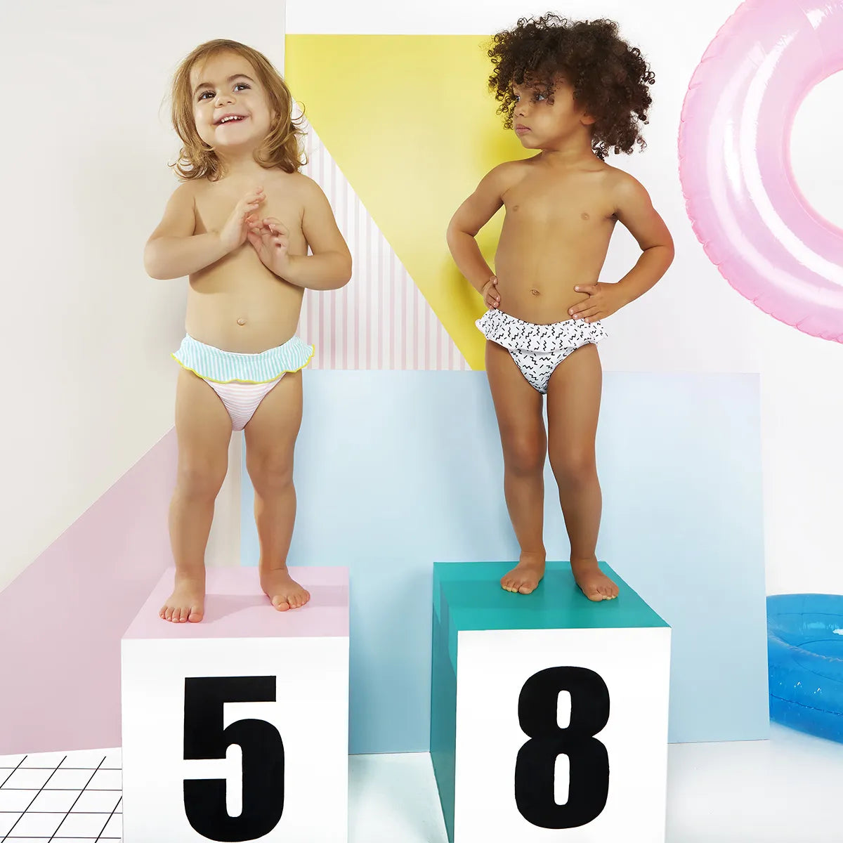 deux filles portant culottes de bain kietla