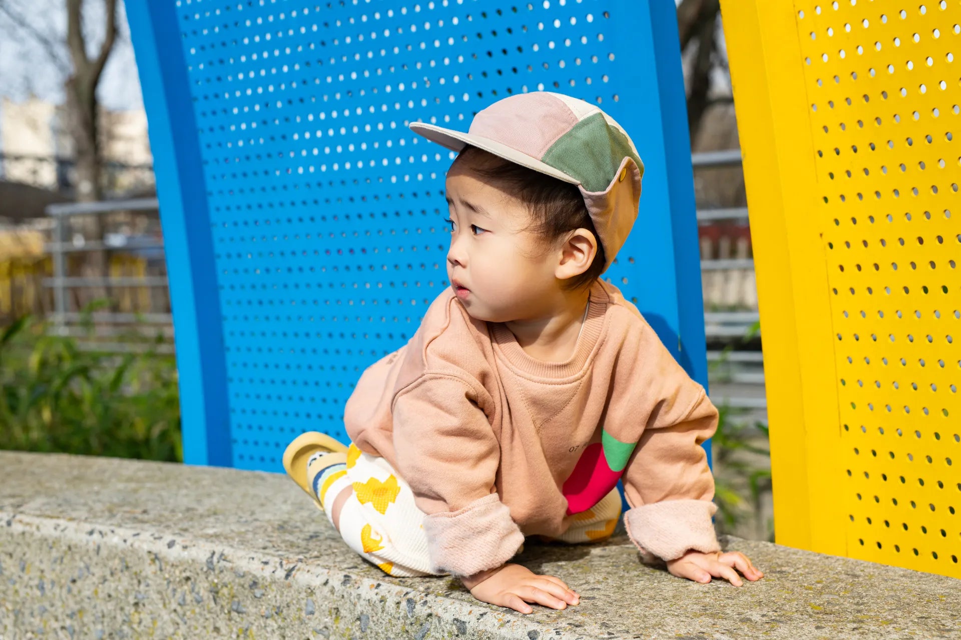 Enfant avec camper cap multicolore