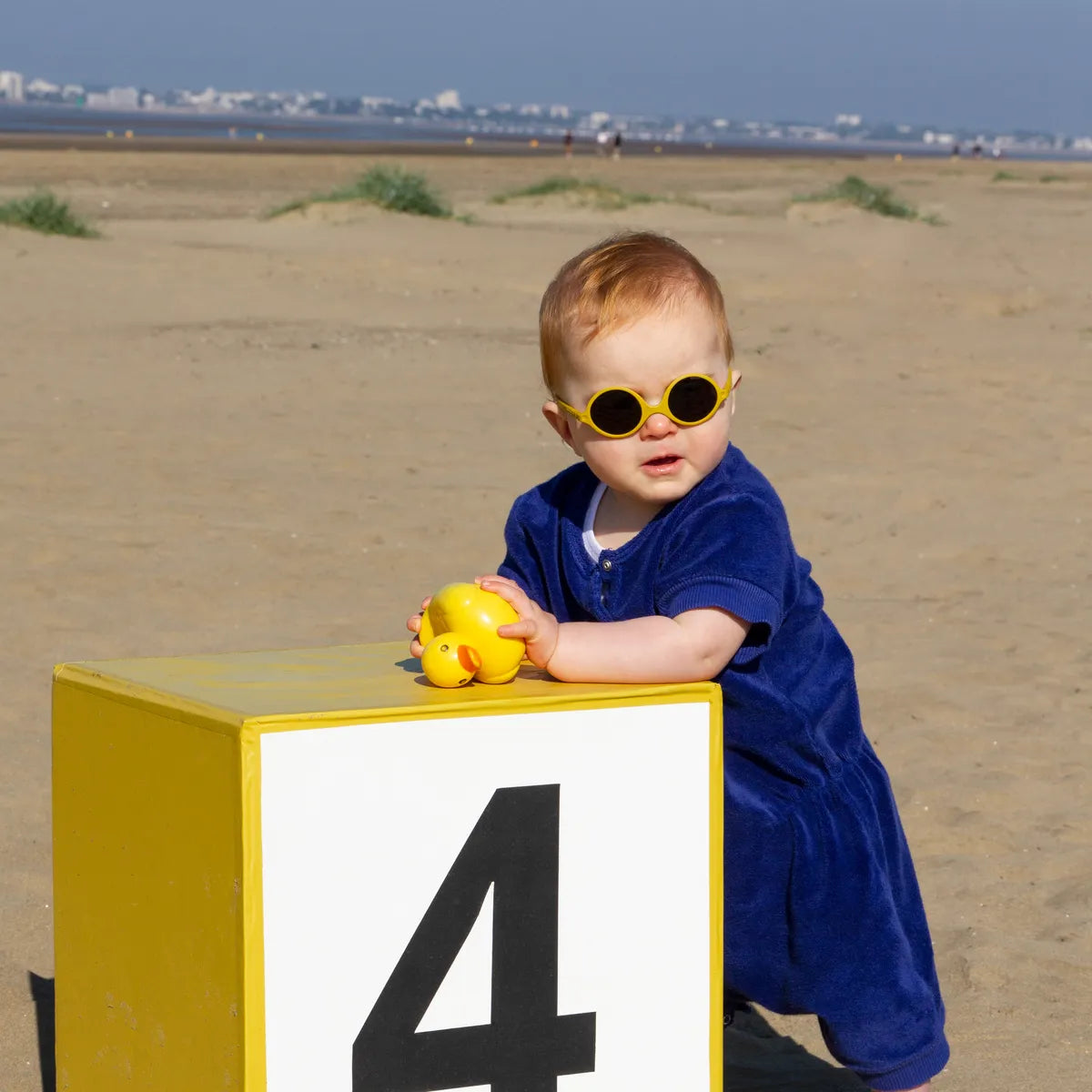 bébé à la plage avec solaire diabola jaune