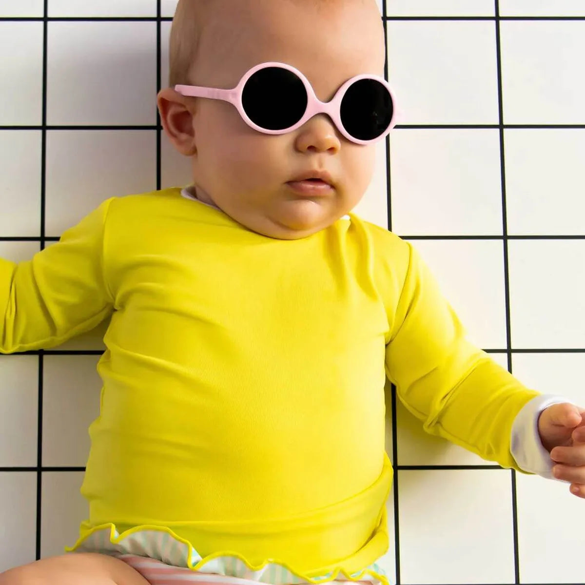 bébé portant lunette de soleil rose