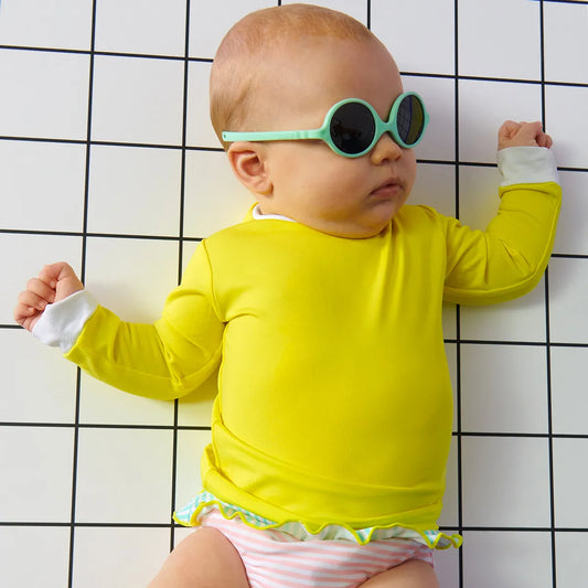 bébé portant lunette de soleil vert eau