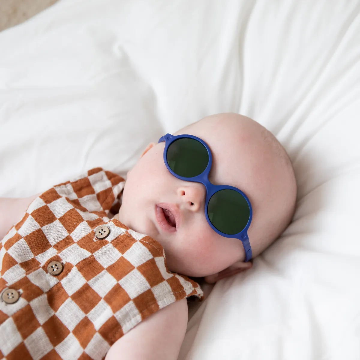bébé avec lunette soleil bleu diabola