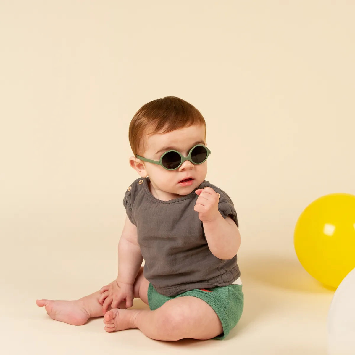 bébé avec lunette soleil diabola kaki