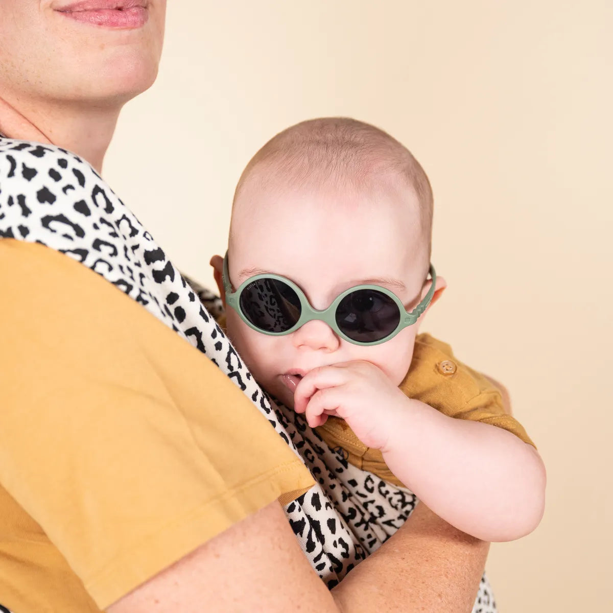 bébé avec lunette soleil kaki diabola