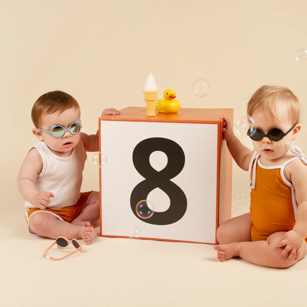 2 enfants assis avec lunette kietla