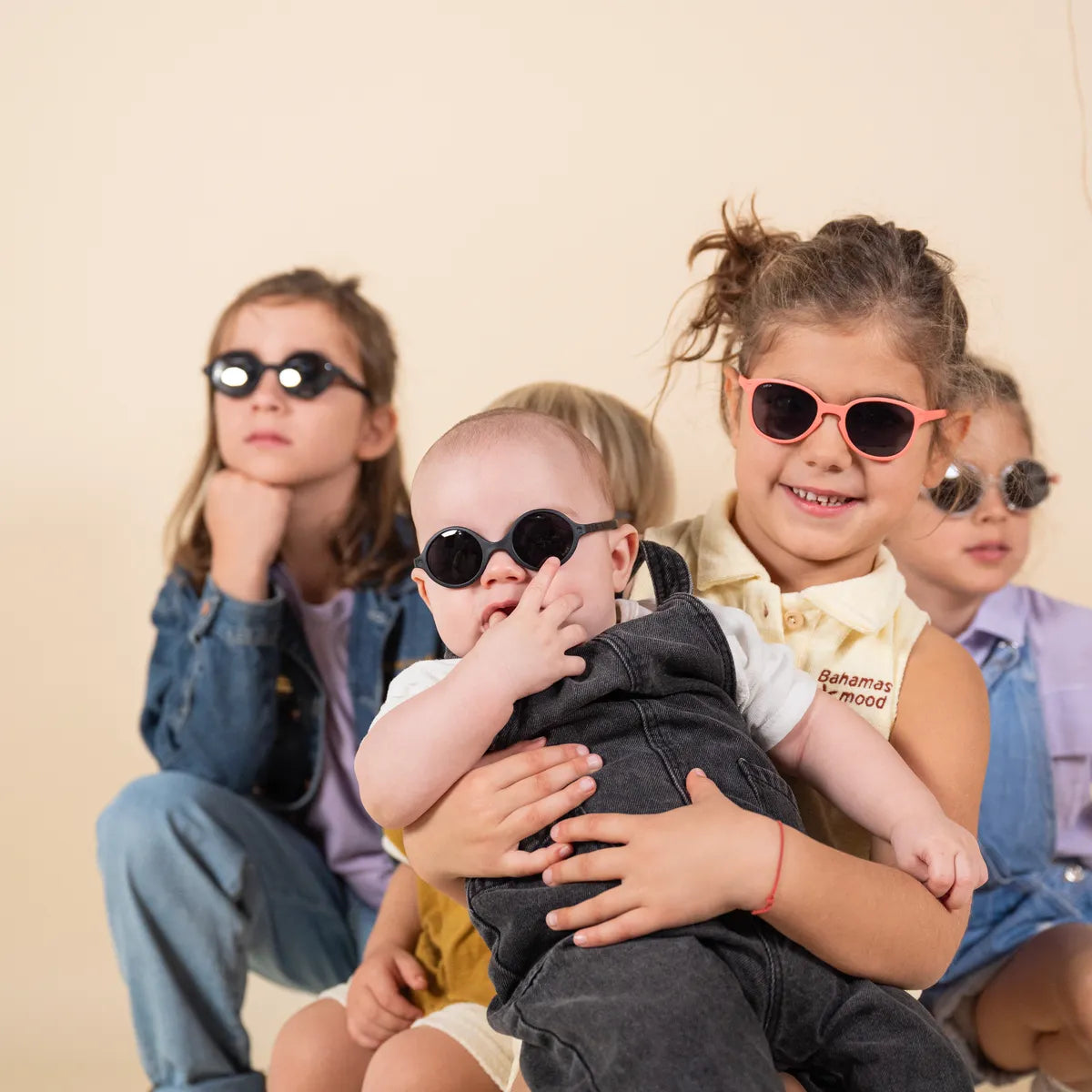 Groupe d'enfant portant lunette soleil kietla