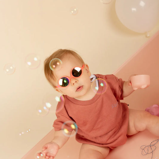 bébé avec lunette diabola et regardant bulle