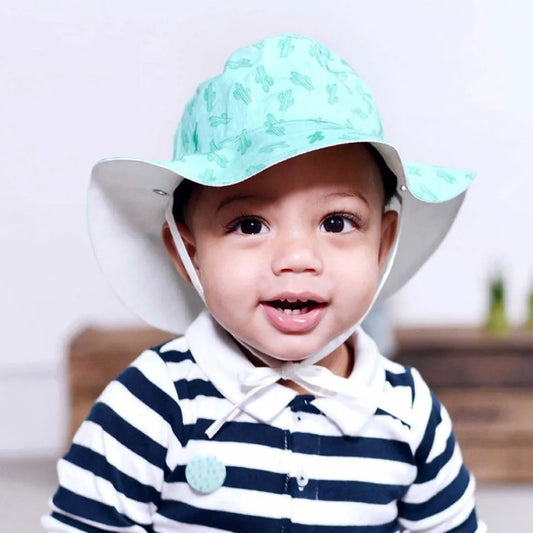 garçon portant chapeau antiuv motif cactus