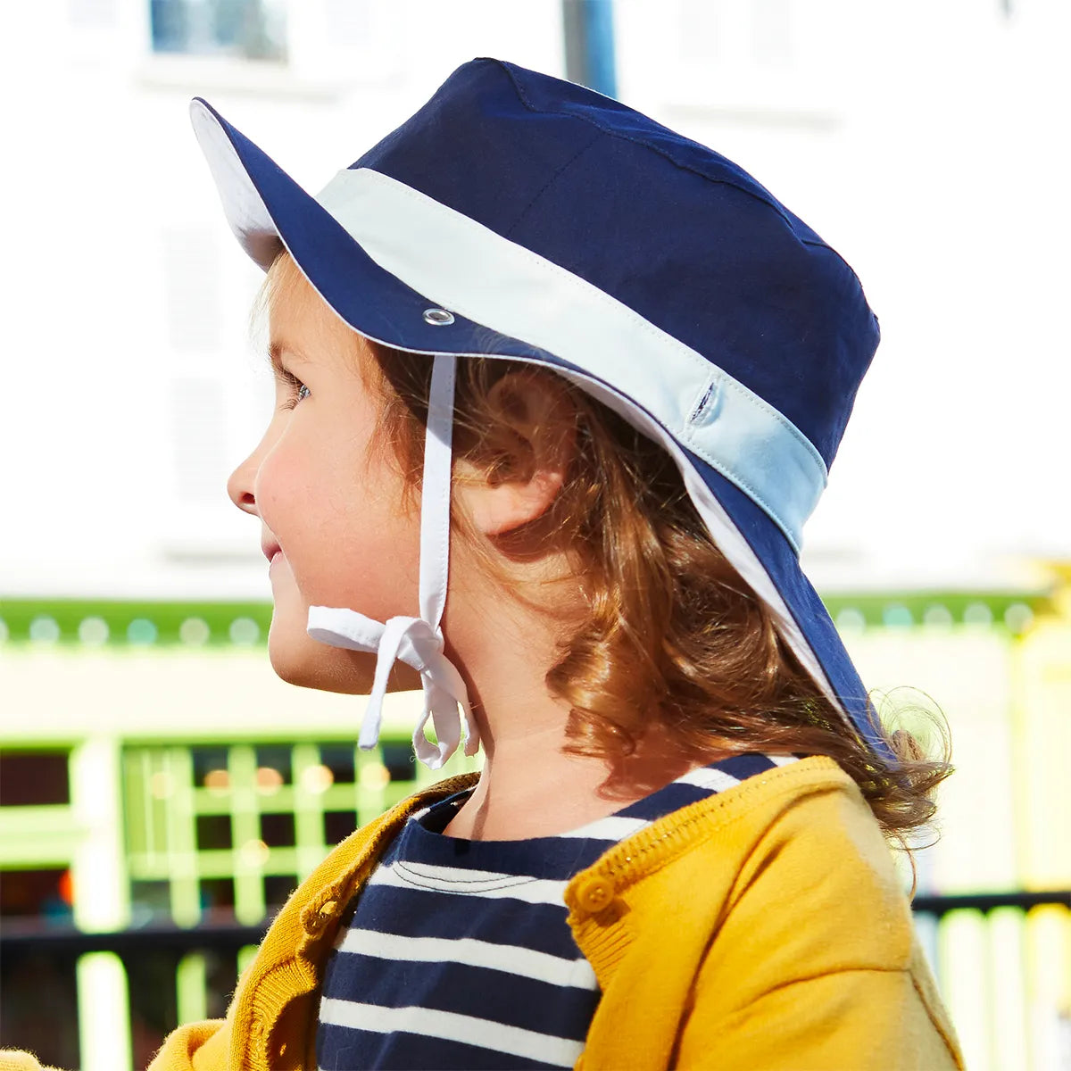 fille portant chapeau antiuv bleu