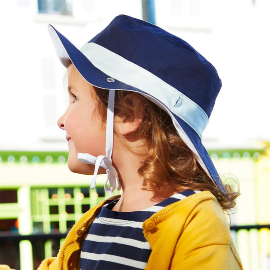 fille portant chapeau antiuv bleu