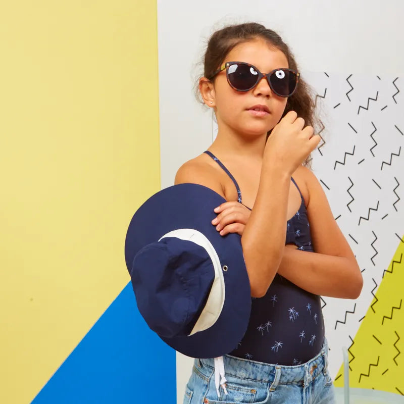 fille avec chapeau antiuv bleu