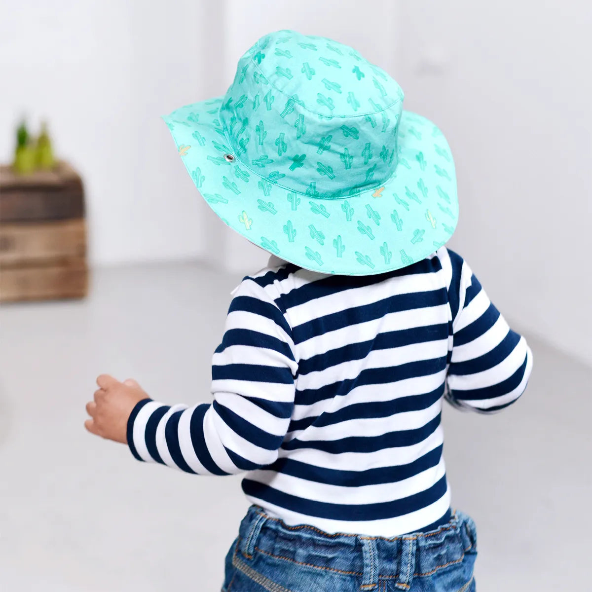 garçon portant chapeau antiuv motif cactus