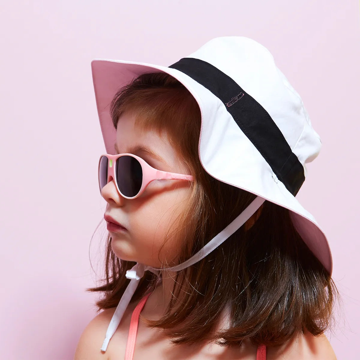 fille portant chapeau antiuv rose