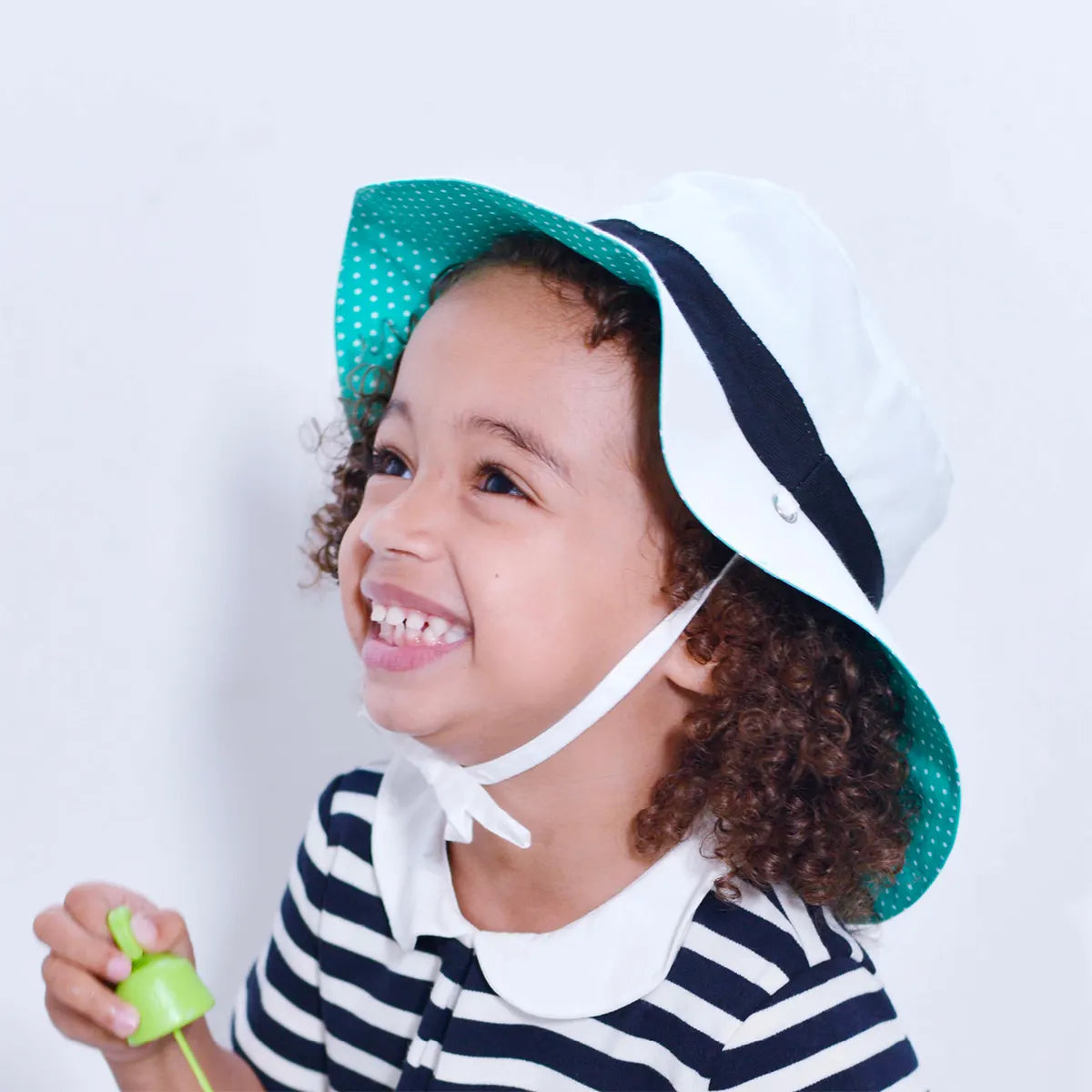 jeune fille avec chapeau reversible KAPEL