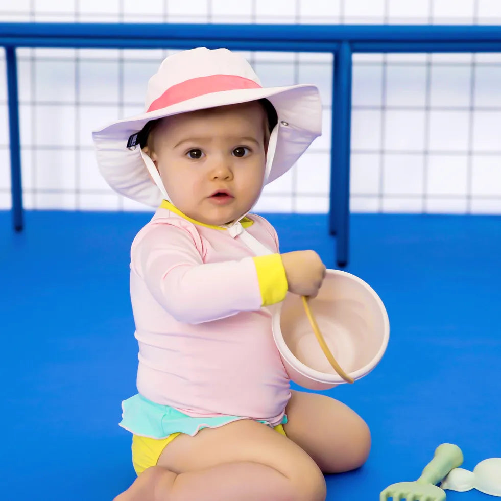 Bébé portant chapeau antiuv kapel rose