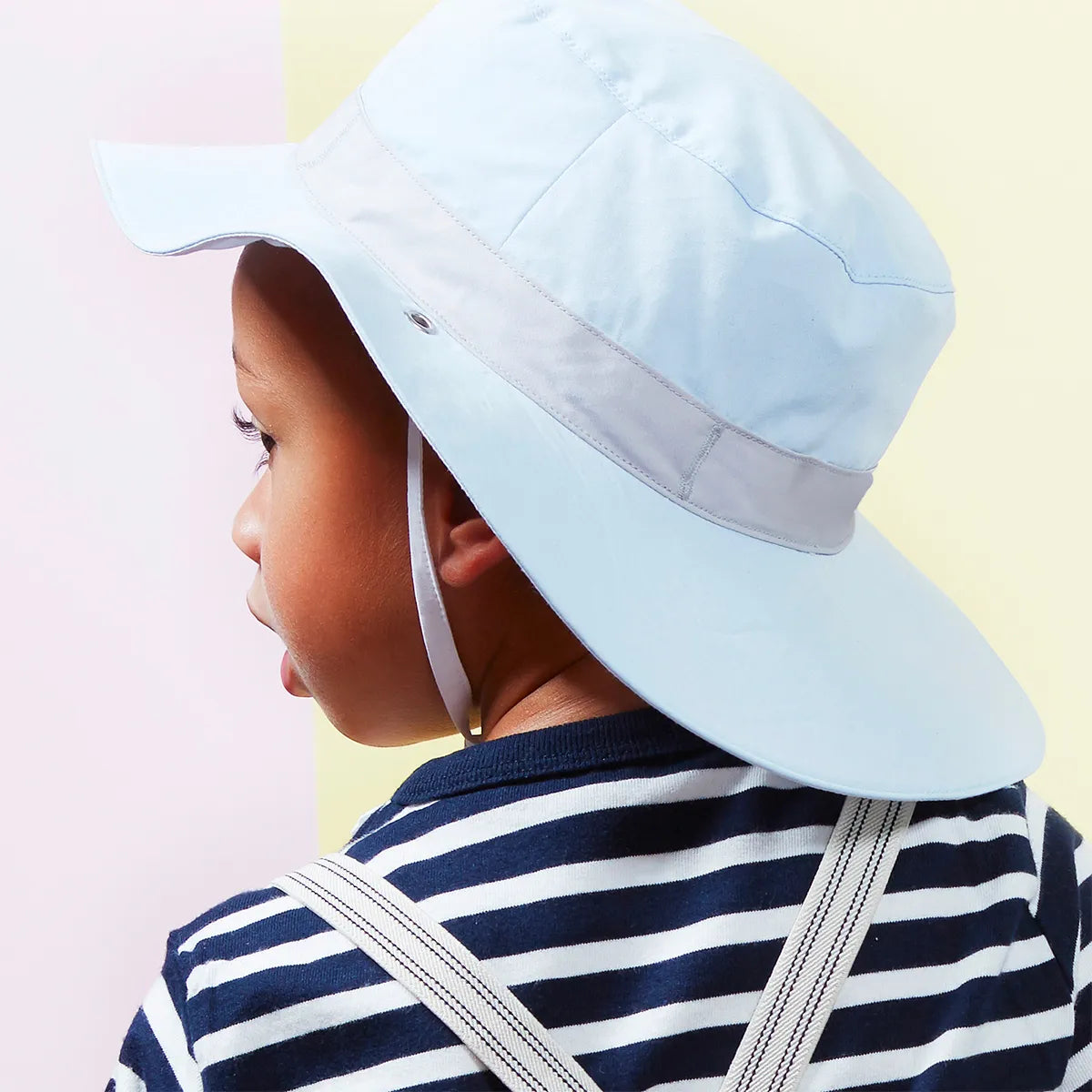 chapeau antiuv bleu porté par garçon